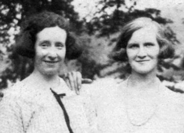 Clara and Lillian in 1922>