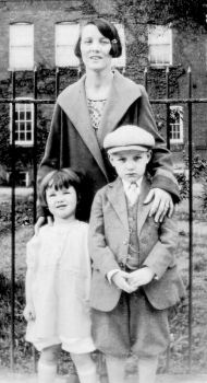 Anna (Schenot) Spankuch and her children in 1925 Anna (Schenot) Spankuch and her children