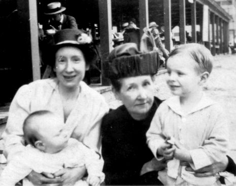 Clara Schenot, her boys and her mother>