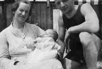 Harry and Lillian Scheublin with baby>