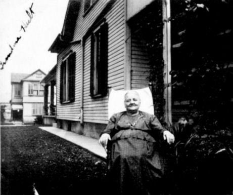 Elizabeth Hecht at home