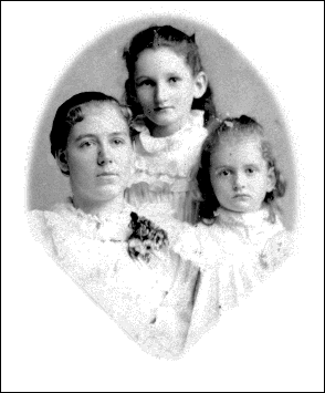 Edith L. von Dreele with perhaps her sister Almeda; is the woman Nellie? Edith Louise von Dreele and two others